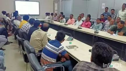 कलेक्ट्रेट सभाकक्ष में सहकारी समितियों के प्रबंधकों और ऑपरेटरों को एनसीडीसी योजनाओं पर प्रशिक्षण दिया गया
