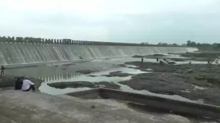 नागदा: नागदा में चंबल नदी पर बने हनुमान डैम से पानी ओवरफ्लो