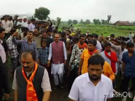 कन्नौद: सरकार आपके साथ: ग्राम खिवनिखुर्द में केंद्रीय कृषि मंत्री चौहान ने प्रभावित परिवारों से की मुलाकात