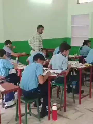 अलवर: अलवर में भगवान जगन्नाथ मेला कमेटी ने चित्रकला प्रतियोगिता का आयोजन किया, बच्चों ने रथ और मेले को लेकर बनाए चित्र