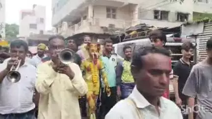 नांदगाव: मनमाड शहरातील बोहरी कंपाउंड शिवाजी चौक आदी भागातून मोहरमनिमित्त वाजत-गाजत वाघांची मिरवणूक