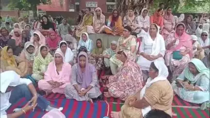 ਧੂਰੀ: ਧੂਰੀ ਦੇ ਸਰਕਾਰੀ ਹਸਪਤਾਲ ਵਿੱਚ ਆਂਗਣਵਾੜੀ ਵਰਕਰਾਂ ਦੀ ਮੌਤ ਤੋਂ ਬਾਅਦ ਧਰਨਾ ਪ੍ਰਦਰਸ਼ਨ