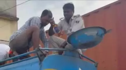 डोभी: सूर्यमंडल चेकपोस्ट पर उत्पाद विभाग ने मिनी तेल टैंकर से विदेशी शराब ज़ब्त की, चालक सह तस्कर फरार