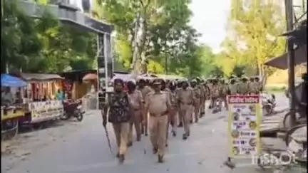 भाटपार रानी: भटनी पुलिस ने मोहर्रम के अवसर पर भटनी कस्बे में किया फ्लैग मार्च