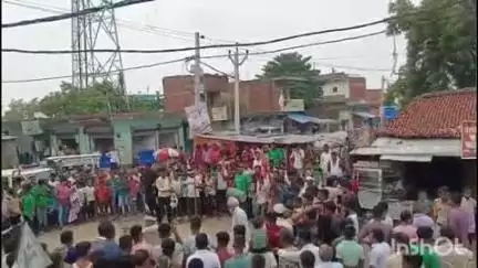 रतनी फरीदपुर: प्रखंड क्षेत्र के विभिन्न चौक-चौराहों पर मोहर्रम पर्व के लिए तख्त ताजिया का जुलूस निकाला गया