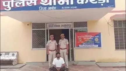 रानीवाड़ा: ऑपरेशन धरकरभर के तहत करड़ा पुलिस ने की बड़ी कार्रवाई, टॉप-10 वांछित स्मैक सप्लायर राजूराम को किया गिरफ्तार