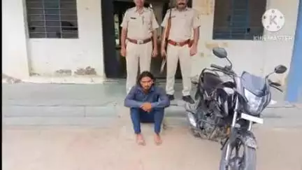 करौली: PNB बैंक से उपभोक्ता के बैग से रुपये चुरा कर भागने के मामले में टोडाभीम पुलिस ने एक शख्स को गिरफ्तार किया