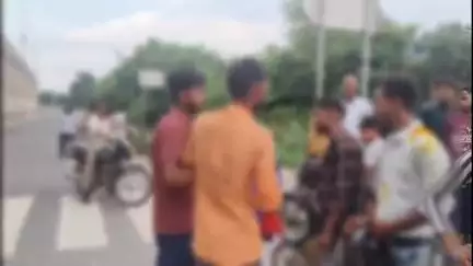 शिकोहाबाद: बिल्टीगढ़ अंडरपास के पास लड़की पर कमेंट करने पर शराबी व्यक्ति को लड़की और उसके भाइयों ने पीटा, वीडियो हुआ वायरल