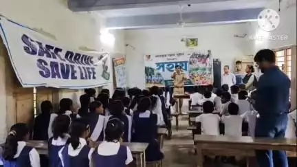 সাঁকরাইল: পুলিশের “সহায়” শিবিরের উদ্যোগে আন্ধারী এম.বি.এস. উচ্চ বিদ্যালয়ে ছাত্র ছাত্রীদের নিয়ে আয়োজিত হল সচেতনতা শিবির