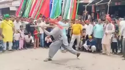 मेदिनीनगर (डालटनगंज): मेदिनीनगर में मुहर्रम की आठवीं तारीख का जुलूस निकला, पारंपरिक हथियारों से खेल का प्रदर्शन