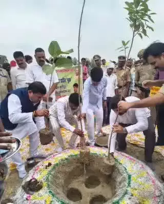 सीतापुर: मूसेपुर ग्राम पंचायत में वन महोत्सव का आयोजन, नगर विकास मंत्री समेत कई अधिकारी रहे मौजूद