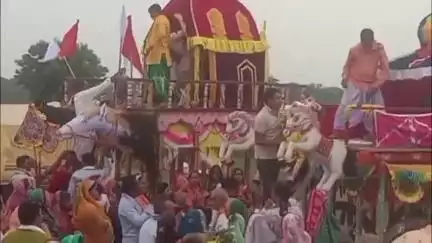 ଅମ୍ବାଭୋନା: ବରା ଗ୍ରାମ ନିକଟସ୍ଥ ତ୍ରିନାଥ ଛକ ରେ ଅଂଚଲର ପ୍ରସିଦ୍ଧ ବାହୁଡାଯାତ୍ରା ଆଜି ମହାସମାରୋହରେ ଅନୁଷ୍ଠିତ ହୋଇଛି।  ଯୋଗଦାନ କଲେ ହଜାର ହଜାର ଭକ୍ତ