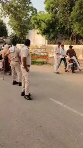 पहाड़ी: कामां पुलिस ने थाने के सामने एक दर्जन वाहन चालकों के काटे चालान, वसूला जुर्माना