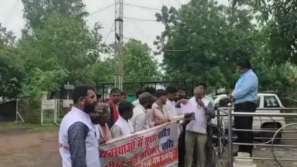 लटेरी: लटेरी क्षेत्र के शासकीय अस्पतालों में सुधार की मांग के साथ जन चेतना मंच के सदस्यों ने ज्ञापन सौंपा