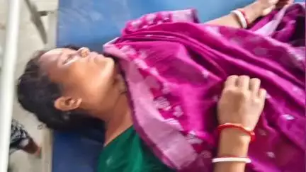 গাজোল: দাঁড়িয়ে থাকা পিকআপ গাড়ির সঙ্গে স্কুটির ধাক্কা, আহত মহিলা