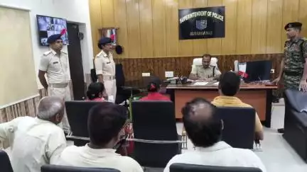 औरंगाबाद: समाहरणालय स्थित कार्यालय कक्ष में एसपी ने सुनी लोगों की समस्या, कहा- थाने की शिकायत नहीं होगी बर्दाश्त
