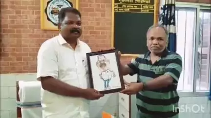 পুরুলিয়া ১: পৌর প্রধানের কাজের মুহূর্তকে কাটুন বন্দী করলেন পুরুলিয়ার বিশিষ্ট কার্টুনিস্ট সমীরন দাস
