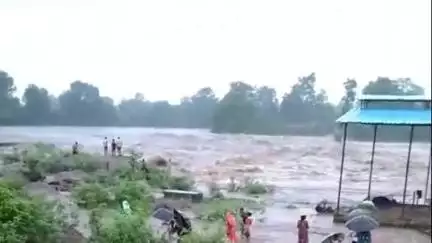 मंडला: जिले के बोकर और सीतारपटन के बीच उफनाई सुरपन नदी में जान जोखिम में डालकर लकड़ी पकड़ रहे हैं लोग, वीडियो आया सामने