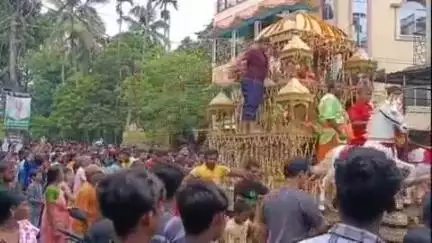 হাড়োয়া: হাড়োয়া সর্বজনীন দুর্গা উৎসব কমিটির উদ্যোগে আয়োজিত উল্টোরথ যাত্রা