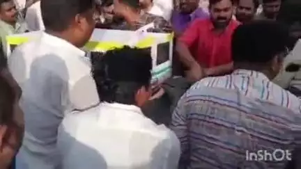 കോഴഞ്ചേരി: ആരോഗ്യ മന്ത്രി രാജിവെക്കണം, പത്തനംതിട്ട നഗരത്തിൽ കപ്പലും കപ്പിത്താനുമായി യൂത്ത് കോൺഗ്രസിന്റെ നഗര പ്രദക്ഷിണം