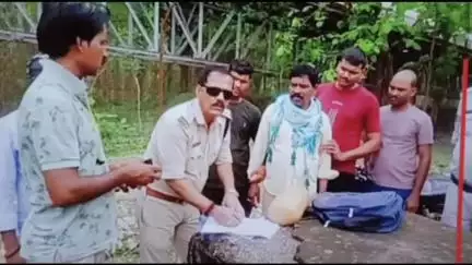 विजयराघवगढ़: कैमोर पुलिस ने बम्हनगवां में डंपर रोड पर मोटरसाइकिल से गांजा ले जा रहे एक प्रौढ़ को पकड़ा