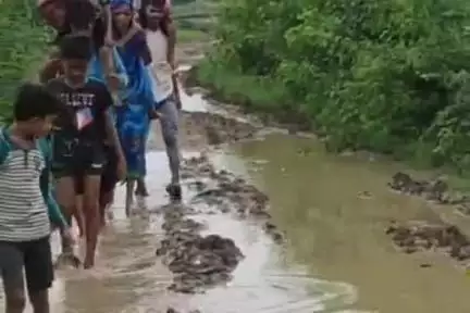 गाडरवारा: गाडरवारा तहसील के देवरी झामर में सड़क न बनने से बारिश में नागरिक परेशान