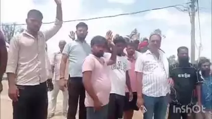 खलीलाबाद: सड़क पर जल जमाव से महिला की मौत, ग्रामीणों ने सिहटिकर बौरव्यास मार्ग पर किया प्रदर्शन