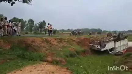 कटोरिया: चिरैंया मोड़ के पास पुलिस से बचकर भागते हुए अवैध शराब से लदा पिकअप पलटा, तस्कर फरार