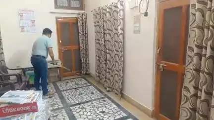 इटावा: मोती झील कॉलोनी में डॉक्टर के घर में घुसा 6 फीट लंबा घोड़ा पछाड़ सांप, परिवार में दहशत, सर्प मित्र ने किया रेस्क्यू