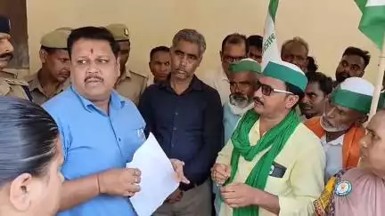 अमेठी: खाद-बीज की कमी को लेकर किसान यूनियन ने किया प्रदर्शन, अमेठी डीएम को सौंपा ज्ञापन
