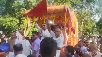 আলিপুরদুয়ার ১: উল্টো রথযাত্রায় আলিপুরদুয়ারের রাস্তার মানুষের ঢল নামালো,দড়ি ধরতে হুড়োহুড়ি; অংশ নিলেন জনপ্রতিনিধিরাও