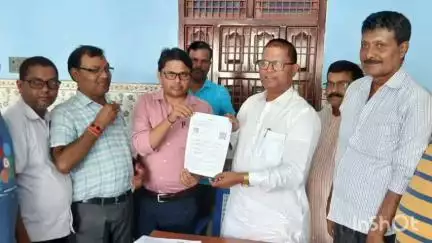 सुपौल: पिपरा विधायक रामविलास कामत ने सुखपुर आवास पर मतदाता सूची पुनरीक्षण को लेकर भरा फॉर्म, लोगों से की अपील