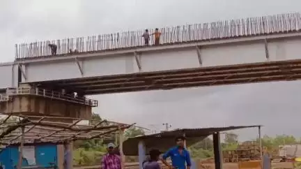 रीठी: देवरी में निर्माणाधीन ओवर ब्रिज पर बिना सुरक्षा के मजदूरों से काम, हो सकती है दुर्घटना