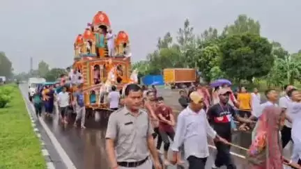 ইটাহার: বৃষ্টিকে উপেক্ষা করে ইটাহারের দুর্গাপুর সহ বিভিন্ন এলাকায় উল্টো রথের শোভাযাত্রায় ভক্তদের ঢল; উপস্থিত SDPO, IC