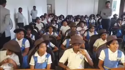 பொள்ளாச்சி: ஜோதி நகர் தனியார் பள்ளியில் 'குட்டி காப்ஸ் போலீஸ் படை' என்ற பிரிவு துவக்கம் - குழந்தைகளுக்கு அதிகாரிகள் அறிவுரை