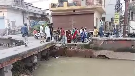 सहारनपुर: पाँव धोई नदी में गिरा बाइक सवार, राहगीरों ने निकाला बाहर, वीडियो हुआ सोशल मीडिया पर वायरल
