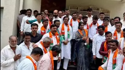 भोकरदन: दगडवाडी येथील शरद पवार रा.गटाच्या कार्यकर्त्यांनी केला भाजपात मा.मंत्री रावसाहेब दानवेच्या निवासस्थानी प्रवेश