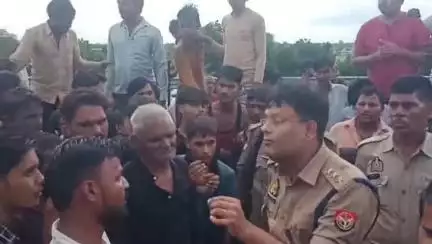 राठ: राठ के चिल्ली गांव में 60 वर्षीय वृद्ध की फावड़े से हत्या, आक्रोशित ग्रामीणों ने बुंदेलखंड एक्सप्रेसवे किया जाम
