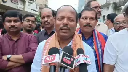 ଖରିଆର: ଖଡ଼ିଆଳ ଠାରେ ଅନୁଷ୍ଠିତ ବାହୁଡା ଯାତ୍ରାରେ ସାମିଲ ହୋଇ ପ୍ରତିକ୍ରିୟା ରଖିଲେ ନୂଆପଡ଼ା ଜିଲ୍ଲାପାଳ ମଧୁସୂଦନ ଦାସ