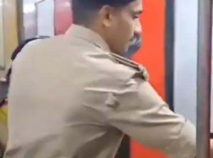रायपुर: छत्तीसगढ़ संपर्क-क्रांति एक्सप्रेस में बम की सूचना से मची खलबली, 1700 यात्रियों को उतारकर झांसी में चेकिंग की गई