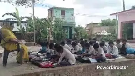 तेघरा: तेघड़ा के उत्क्रमित मध्य विद्यालय गौरा पोखर में कक्षा के अभाव में, पीपल के पेड़ के नीचे लगती है कक्षा