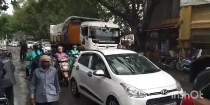 कुक्षी: बस स्टैंड कुक्षी में विजय स्तंभ मार्ग पर ट्रक खराब, लगा जाम, पुलिस ने संभाली व्यवस्था
