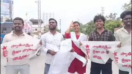 నిజామాబాద్ సౌత్: ఫీజు రియంబర్స్మెంట్ బకాయిలు విడుదల చేయాలని నగరంలో రాష్ట్ర ప్రభుత్వ దిష్టిబొమ్మ దగ్ధం చేసిన ఎస్ఎఫ్ఐ