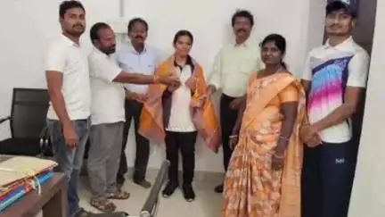 ములుగు: ట్రిపుల్ IT కళాశాలకు ఎంపికైన ఏటూరునాగారంకు చెందిన హ్యాండ్ బాల్ క్రీడాకారిణి రాధిక
