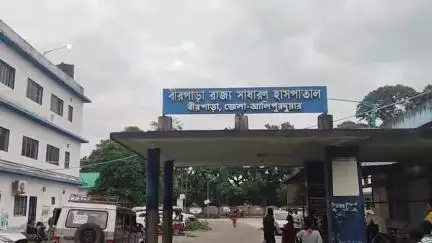 মাদারিহাট: ট্রাক বাইকের সংঘর্ষে শনিবার মাকরাপাড়ায় আহত হলেন ২ যুবক