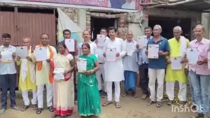 एकंगरसराय: एकंगरसराय में भाजपा कार्यकर्ता ग्रामीण क्षेत्र में केंद्र सरकार की योजनाओं की जानकारी दे रहे हैं