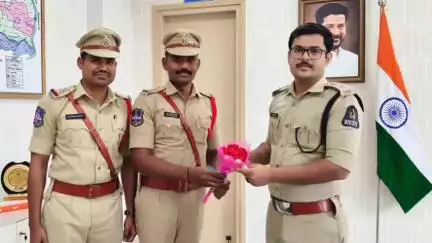 సిర్పూర్ టి: జిల్లా ఎస్పీ కాంతిలాల్ పాటిల్ ను మర్యాదపూర్వకంగా కలిసిన బెజ్జూరు, పెంచికల్పేట్ ఎస్సైలు,