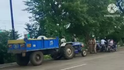 आर्वी: वर्धा टी पॉइंट येथे विनापरवाना अवैध रेतीवाहतूक करणाऱ्या ट्रॅक्टरवर कार्यवाही दोन लाख 7 हजार रुपये किमतीचा माल जप्त