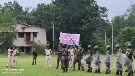 लोहरदगा: पुलिस लाइन में एंटी रायट मॉकड्रिल, पुलिस बल ने मोहर्रम और घूरती रथ को लेकर दंगा नियंत्रण में दिखाई तैयारी