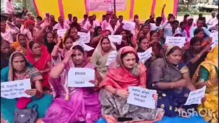 पांडू: पांडु में अधिकार, मानदेय और वित्तीय राशि की मांग को लेकर त्रिस्तरीय पंचायत प्रतिनिधियों ने धरना प्रदर्शन किया